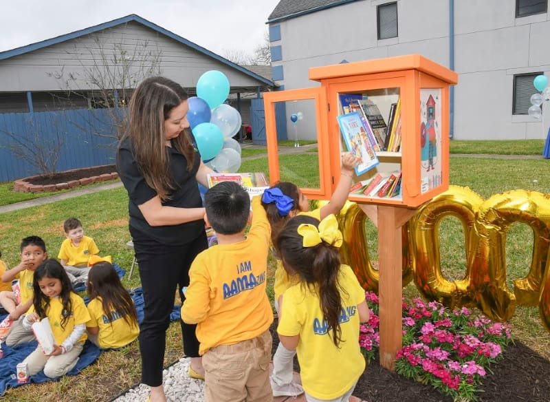 A red circle with the letter j and p in it.